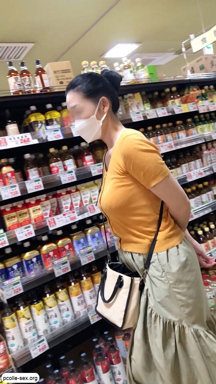 【お買い物中の眺め88】お買い物中のママさんのいやらしい爆乳に釘付け！！