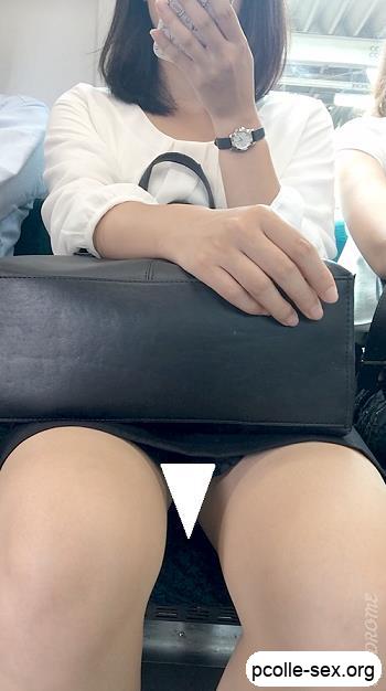 (電車対面）(顔出し)むき出しの…肉付き良好な…ムチムチなパンストふとももがくぱぁ～っとエロく緩むご様子にフォーカスしてみました