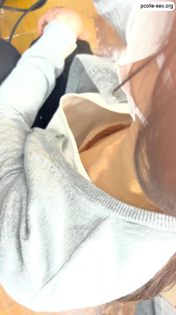 【街中の胸チラ激写vol.6】胸元全開の貧乳おエネさん。乳首丸見えでした。